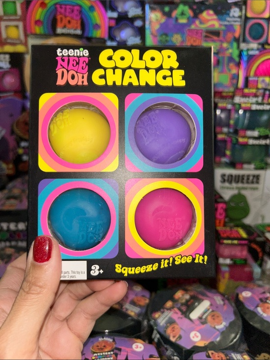 pop mart Other - 100% authentic color changing needohs